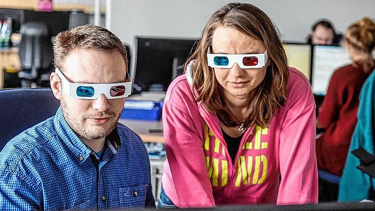 Mit einer Spezialbrille kann man manche Bilder dreidimensional betrachten. So sind Bombentrichter noch besser zu erkennen. Mit einer Spezialbrille kann man manche Bilder dreidimensional betrachten. So sind Bombentrichter noch besser zu erkennen.