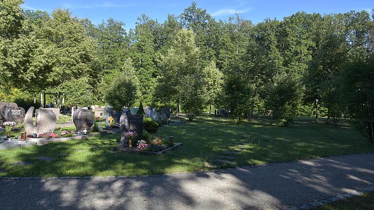 Zukünftig sind alle Arbeiten auf dem Waldbüttelbrunner Friedhof offen für alle Bestatter und nicht mehr – wie bisher – getrennt.