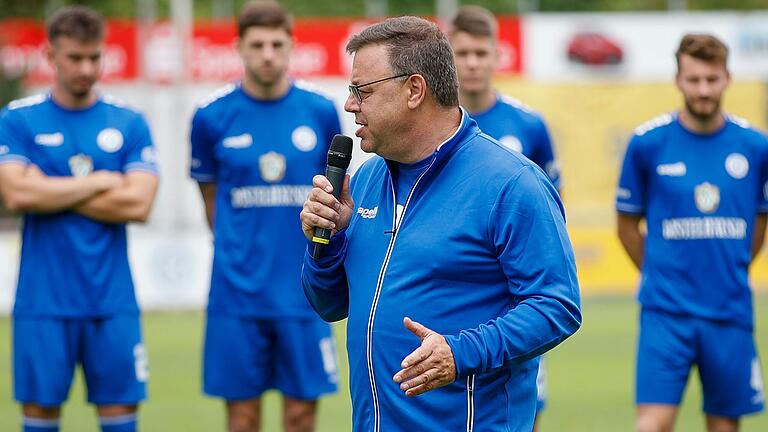 Trainer Harald Funsch spricht bei der Mannschaftsvorstellung des Fußball-Bayernligisten FV 04 Würzburg im Juli 2022. Die Nullvierer starten an diesem Montag in die Vorbereitung auf die Saison 2023/24. Trainer Harald Funsch spricht bei der Mannschaftsvorstellung des Fußball-Bayernligisten FV 04 Würzburg im Juli 2022. Die Nullvierer starten an diesem Montag in die Vorbereitung auf die Saison 2023/24.