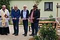 Den kirchlichen Segen für den neuen Dorfplatz&nbsp; erteilte zuvor Pfarrer Christoph Dörringer, der mit (von links) Wasserlosens Bürgermeister Anton Gößmann und den Gemeinderäten Christian Hofmann und Dominik Zeißner offiziell das Band durchschnitt.