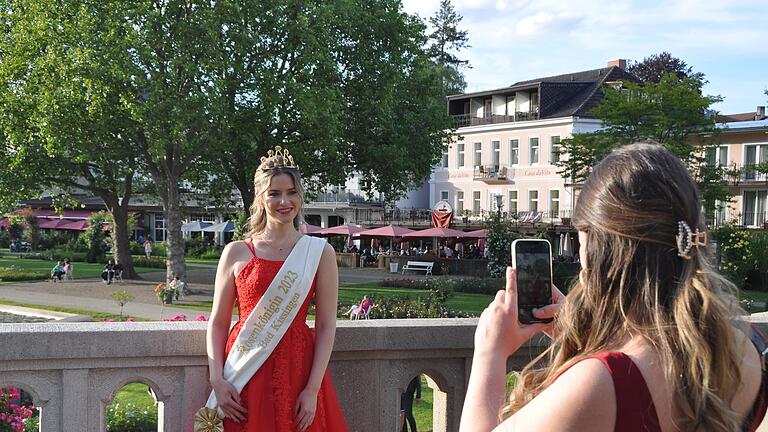 Noch schnell ein Schnappschuss von Schwester Elisa, dann muss die Rosenkönigin Dana Rüttger, die zwei Jahre amtiert, den Rosenball in Bad Kissingen eröffnen.       -  Noch schnell ein Schnappschuss von Schwester Elisa, dann muss die Rosenkönigin Dana Rüttger, die zwei Jahre amtiert, den Rosenball in Bad Kissingen eröffnen.