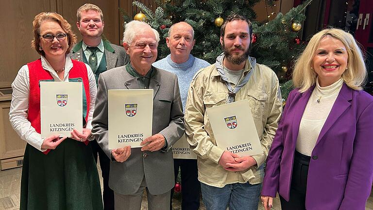 Sie sind die Träger des Ehrenamtspreises 2024 des Landkreises Kitzingen: Anja Bachmann, Ulrich Konrad, Herbert Rühl, Siegfried Gernet, Michael Schömig und Landrätin Tamara Bischof (von links). Sie sind die Träger des Ehrenamtspreises 2024 des Landkreises Kitzingen: Anja Bachmann, Ulrich Konrad, Herbert Rühl, Siegfried Gernet, Michael Schömig und Landrätin Tamara Bischof (von links).