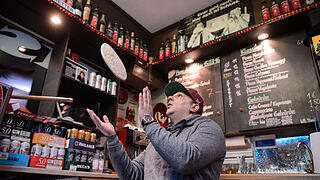 Salvatore und seine Pizzabäckerei am Bahnhof       -  Der Italiener Salvatore Arena bereitet in seinem Pavillon am Bahnhofsplatz Pizza zu.