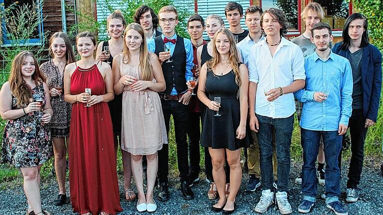 Krönender Abschluss in der Freien Waldorfschule: (von links) Jana Karamanis, Jasmin Reinhard, Miriam Heller, Malina Baum, Leah Bayer, Michael Hartmann, Johannes Heimburg, Aaron Schemm, Paulina Heim, Sophie Koch, Philip Gruhn, Michael Schmidt, Jonas Griebel, Anton Worch, Lukas Wasser und Jonas Schleyer. Krönender Abschluss in der Freien Waldorfschule: (von links) Jana Karamanis, Jasmin Reinhard, Miriam Heller, Malina Baum, Leah Bayer, Michael Hartmann, Johannes Heimburg, Aaron Schemm, Paulina Heim, Sophie Koch, Philip Gruhn, Michael Schmidt, Jonas Griebel, Anton Worch, Lukas Wasser und Jonas Schleyer.