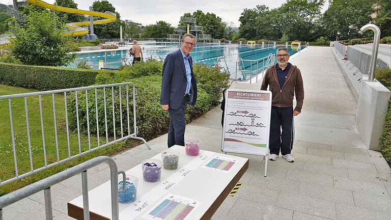 Bürgermeister Jürgen Götz informierte sich am ersten Öffnungstag des Geisbergbads bei Betriebsleiter Rui Peter Bessa (rechts) über die Umsetzung des umfangreichen zehnseitigen Corona-Schutz- und Hygienekonzepts. Am Zugang zum Schwimmerbecken entscheidet sich der Badegast mittels Armbändchen für eine der vier abgetrennten Bahnen. Bürgermeister Jürgen Götz informierte sich am ersten Öffnungstag des Geisbergbads bei Betriebsleiter Rui Peter Bessa (rechts) über die Umsetzung des umfangreichen zehnseitigen Corona-Schutz- und Hygienekonzepts. Am Zugang zum Schwimmerbecken entscheidet sich der Badegast mittels Armbändchen für eine der vier abgetrennten Bahnen.