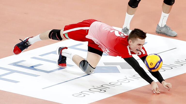 Tobias Werner wird auch in der Dritten Liga für den VC Eltmann baggern. DasEigengewächs ist neben Marko Klauer der einzige aus der letztjährigen Bundesliga-Mannschaft, der in Eltmann geblieben ist. Tobias Werner wird auch in der Dritten Liga für den VC Eltmann baggern. DasEigengewächs ist neben Marko Klauer der einzige aus der letztjährigen Bundesliga-Mannschaft, der in Eltmann geblieben ist.