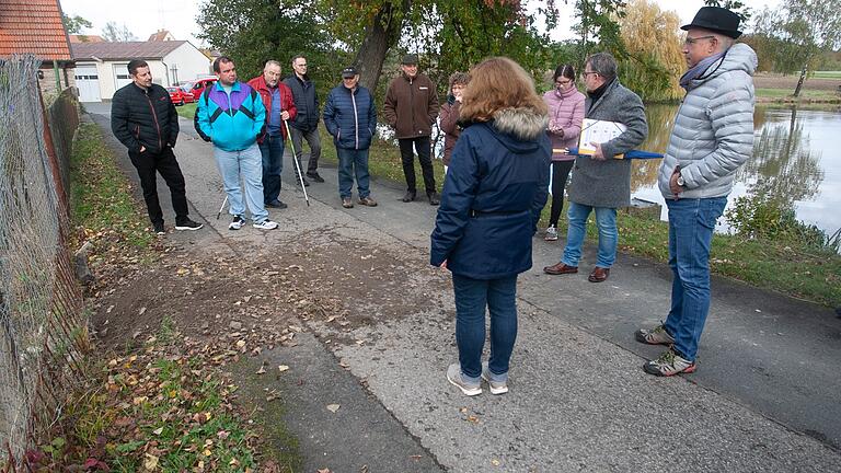 Auch das wird vor Ort bei einer Bürgerversammlung deutlicher: Der Biber verlässt den See, quert die Straße, gräbt sich unter dem Zaun durch, um im dahinter gelegenen Garten die Äpfel zu fressen. Auch das wird vor Ort bei einer Bürgerversammlung deutlicher: Der Biber verlässt den See, quert die Straße, gräbt sich unter dem Zaun durch, um im dahinter gelegenen Garten die Äpfel zu fressen.