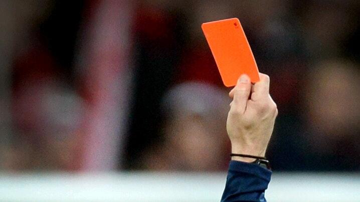Die Partie zwischen dem ASV Ippesheim und SV Kleinochsenfurt in der A-Klasse Würzburg 2 wurde kurz vor dem Spielende abgebrochen, nachdem ein Gästespieler den Schiedsrichter 'beleidigt und geschubst' habe (Symbolfoto). Die Partie zwischen dem ASV Ippesheim und SV Kleinochsenfurt in der A-Klasse Würzburg 2 wurde kurz vor dem Spielende abgebrochen, nachdem ein Gästespieler den Schiedsrichter 'beleidigt und geschubst' habe (Symbolfoto).