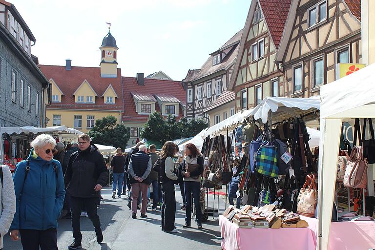 Am 3. Septembersonntag verwandelte sich die Fladunger Innenstadt in einen bunten Markt mit breitgefächertem Angebot. Am 3. Septembersonntag verwandelte sich die Fladunger Innenstadt in einen bunten Markt mit breitgefächertem Angebot.