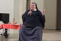Ein fröhliches Lächeln im Gesicht: Schwester Teresa bei ihrem Vortrag im Mai 2019 in der Alten Kirche Schonungen.&nbsp;