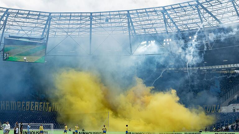 Hannover 96 - Eintracht Braunschweig       -  Fans von Eintracht Braunschweig beim Spiel in Hannover im November 2023.
