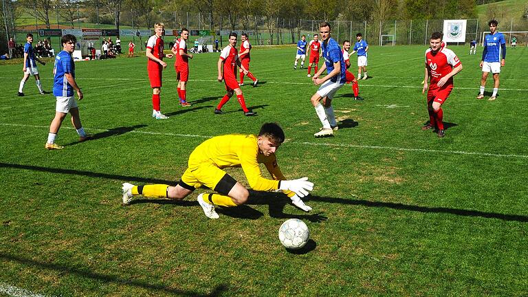 Die Spiele der Kreisklasse Rhön - Gespannt blicken die Protagonisten in der 87. Minute auf den Ball, den Reiterswiesens Keeper Denis Kiesel nicht mehr erreichen wird. Es blieb aber bei Westheims spätem Anschlusstreffer zum 1:2 durch Ben Warmuth. Die Spiele der Kreisklasse Rhön - Gespannt blicken die Protagonisten in der 87. Minute auf den Ball, den Reiterswiesens Keeper Denis Kiesel nicht mehr erreichen wird. Es blieb aber bei Westheims spätem Anschlusstreffer zum 1:2 durch Ben Warmuth.