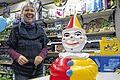 Barbara Bauer mit dem Grinse-Clown.