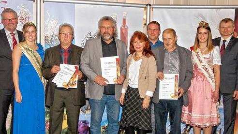Das Bild von der Fränkischen Prämierung für Brände und Geiste zeigt (von links) Alois Gerig (Vorsitzender des Bundesverbandes der Deutschen Klein- und Obstbrenner), Ronja Schmidt (Deutsche Destillatkönigin), Matthias Berninger aus Neubrunn, Hilmar Schmitt aus Krum, Andrea Bätz (Geschäftsführerin des Fränkischen Klein- und Obstbrennerverbandes), Holger Rudolph aus Unterhohenried, Johann Reitinger aus Prappach, Franziska Seubert (Fränkische Apfelkönigin) und Hubert Fröhlich (Vorsitzender des Fränkischen Klein- und Obstbrennerverbandes. Das Bild von der Fränkischen Prämierung für Brände und Geiste zeigt (von links) Alois Gerig (Vorsitzender des Bundesverbandes der Deutschen Klein- und Obstbrenner), Ronja Schmidt (Deutsche Destillatkönigin), Matthias Berninger aus Neubrunn, Hilmar Schmitt aus Krum, Andrea Bätz (Geschäftsführerin des Fränkischen Klein- und Obstbrennerverbandes), Holger Rudolph aus Unterhohenried, Johann Reitinger aus Prappach, Franziska Seubert (Fränkische Apfelkönigin) und Hubert Fröhlich (Vorsitzender des Fränkischen Klein- und Obstbrennerverbandes.