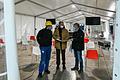 Christian Schenk von SchenkSpass, Verwaltungsleiter Michael Dröse und Christoph Zander als koordinierender Arzt (v. links) besprechen den Aufbau des Impfzentrums in Giebelstadt.