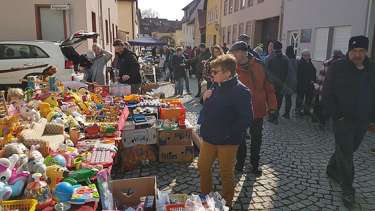 Handeln und Feilschen: Beim Flohmarkt im Brügel herrschte reges Treiben. Handeln und Feilschen: Beim Flohmarkt im Brügel herrschte reges Treiben.