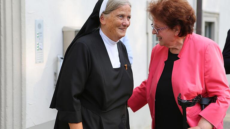 Generaloberin Katharina Wildenauer und Landtagspräsidentin a. D. Barbara Stamm im Jahr 2022 bei einem Treffen in Maria Bildhausen.