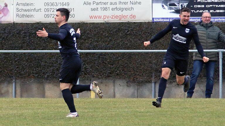 Marcel Kühlingers (links) Doppelpack sicherte der DJK Schwebenried/Schwemmelsbach den Dreier gegen Röllbach. Spielertrainer Felix Zöller (rechts) hatte allen Grund zur Freude. Marcel Kühlingers (links) Doppelpack sicherte der DJK Schwebenried/Schwemmelsbach den Dreier gegen Röllbach. Spielertrainer Felix Zöller (rechts) hatte allen Grund zur Freude.