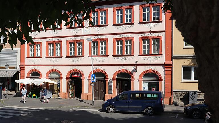 Der Pazar-Markt in der Kaiserstraße ist ein kleiner Nahversorger. Er bietet frisches Gemüse, Fleisch und andere Lebensmittel. Der Pazar-Markt in der Kaiserstraße ist ein kleiner Nahversorger. Er bietet frisches Gemüse, Fleisch und andere Lebensmittel.