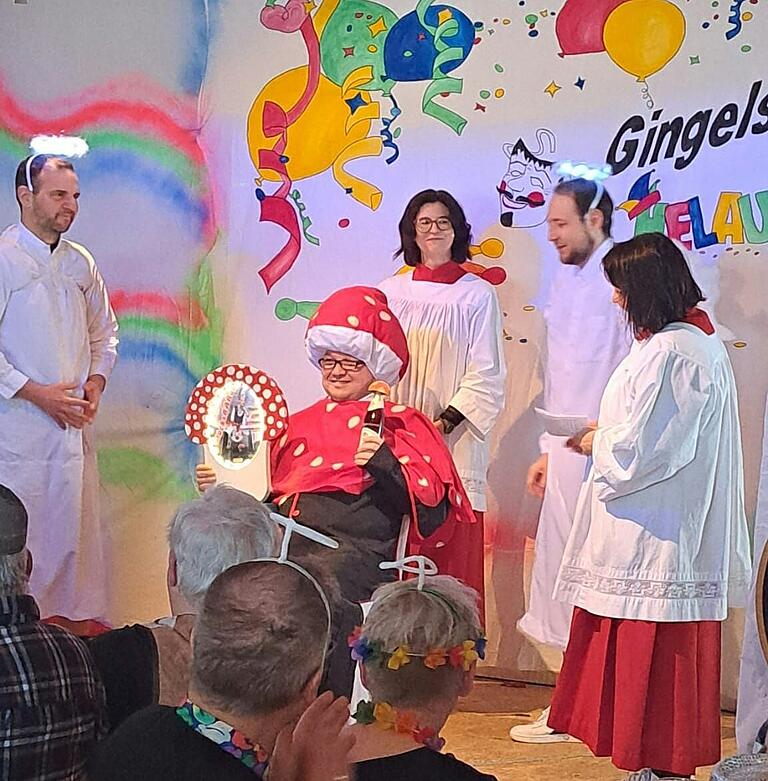 Eine tolle Party mit Sketchen, Tanz und Gesang: Kein Auge blieb trocken beim Ginolfser Büttenabend Eine tolle Party mit Sketchen, Tanz und Gesang: Kein Auge blieb trocken beim Ginolfser Büttenabend