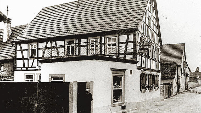 Steinfeld früher: Das Bild aus dem Jahr 1939 zeigt die damalige Metzgerei Loschert. Das Haus stand dort, wo sich heute der Parkplatz vor der Metzgerei befindet. Es wurde Anfang der 1960er Jahre abgerissen. Vor dem Hoftor steht Alfred Loscherts Vater Albrecht. Foto: Loschert Steinfeld früher: Das Bild aus dem Jahr 1939 zeigt die damalige Metzgerei Loschert. Das Haus stand dort, wo sich heute der Parkplatz vor der Metzgerei befindet. Es wurde Anfang der 1960er Jahre abgerissen. Vor dem Hoftor steht Alfred Loscherts Vater Albrecht. Foto: Loschert