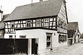 Steinfeld früher: Das Bild aus dem Jahr 1939 zeigt die damalige Metzgerei Loschert. Das Haus stand dort, wo sich heute der Parkplatz vor der Metzgerei befindet. Es wurde Anfang der 1960er Jahre abgerissen. Vor dem Hoftor steht Alfred Loscherts Vater Albrecht. Foto: Loschert