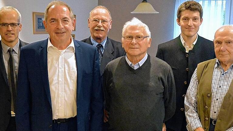 .Langjährige Vereinstreue: Die Vereinsvorstandschaft des TSV Karlburg verlieh den verdienten Mitgliedern (vordere Reihe von links) Peter Hartmann, Adolf Köhler, Willi Messerer und Helmut Krimm (nicht im Bild) die Ehrenmitgliedschaft. Foto: Robert Emsden