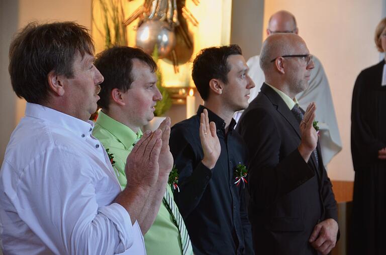 Die neuen Feldgeschworenen wurden im Rahmen des Gottesdienstes in den Kreis der Siebener aufgenommen. Den Eid leisteten von links Oskar Möslein (Bischwind), Martin Lotter (Düttingsfeld), Felix Schorr (Donnersdorf) und Georg Schanz (Schallfeld). Die neuen Feldgeschworenen wurden im Rahmen des Gottesdienstes in den Kreis der Siebener aufgenommen. Den Eid leisteten von links Oskar Möslein (Bischwind), Martin Lotter (Düttingsfeld), Felix Schorr (Donnersdorf) und Georg Schanz (Schallfeld).