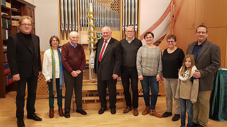  Im Bild (von links): Diözesankirchenmusikdirektor Gregor Frede und Jubilar Manfred Goldkuhle mit seinen Organistenkollegen. Im Bild (von links): Diözesankirchenmusikdirektor Gregor Frede und Jubilar Manfred Goldkuhle mit seinen Organistenkollegen.
