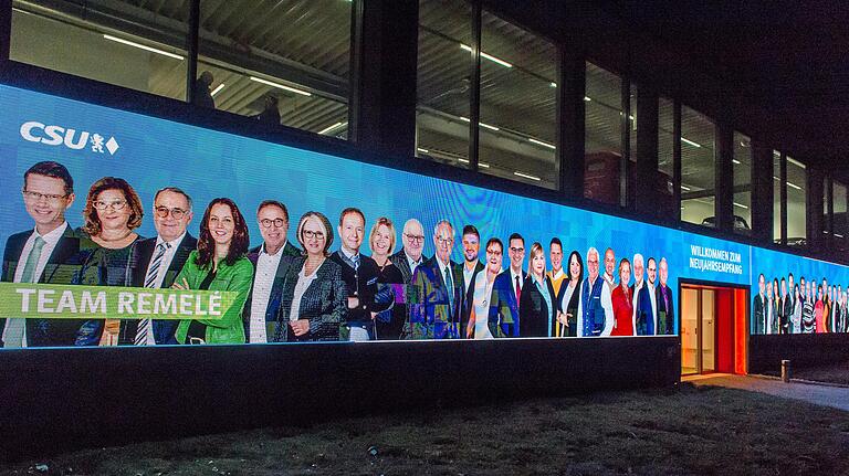 Beim Neujahrsempfang der CSU und und Jungen Union Schweinfurt gab es dieses elektronische Band mit allen CSU-Kandidatinnen und Kandidaten für die Stadtratswahl.