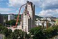 Statt es zu sprengen, wird das Bürgerspital-Hochhaus in der Sanderau Stück für Stück von einem Abrissbagger abgetragen.