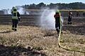 Zahlreiche Feuerwehren kämpften bei Järkendorf gegen die Flammen auf einem Stoppelacker.