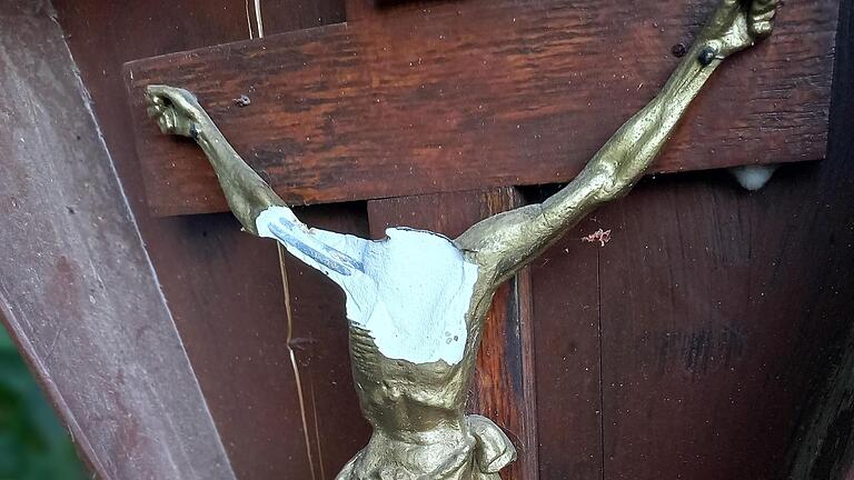Schwer beschädigt hing der Jesus vom Bernbrunn an seinem Baum. Später verschwand er ganz. Foto: Kerstin Junker       -  Schwer beschädigt hing der Jesus vom Bernbrunn an seinem Baum. Später verschwand er ganz. Foto: Kerstin Junker