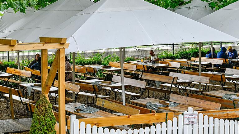 Nur wenige Tische sind besetzt: Das schlechte Wetter macht den Biergärten in Würzburg aktuell einen Strich durch die Rechnung. Auf dem Foto der Biergarten Goldene Gans im Mainviertel.