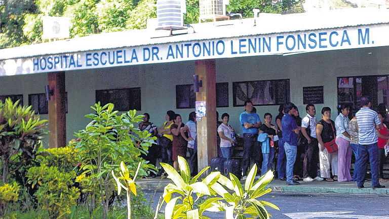Schlange stehen: Viele Patienten warten täglich vor einem Hospital in Nicaraguas Hauptstadt Managua auf die Hilfe von Ärzten. Schlange stehen: Viele Patienten warten täglich vor einem Hospital in Nicaraguas Hauptstadt Managua auf die Hilfe von Ärzten.
