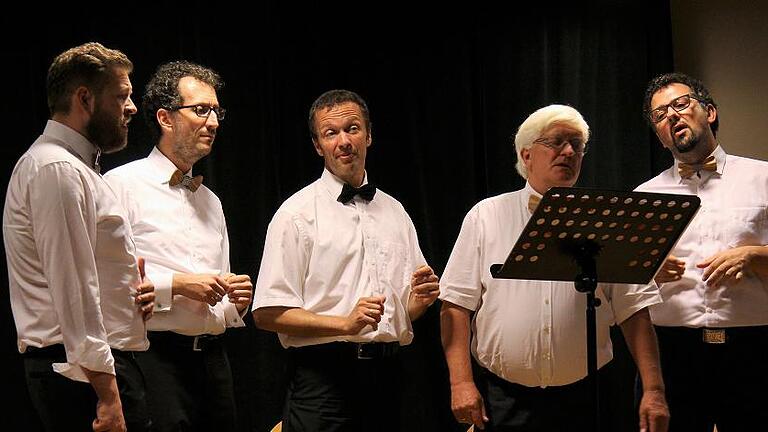 „Du liebe Zeit“ – unter diesem Motto beleuchtete das Ensemble „QuartSext“ im Schüttbau in Rügheim die großen Themen „Liebe“ und „Zeit“. „Du liebe Zeit“ – unter diesem Motto beleuchtete das Ensemble „QuartSext“ im Schüttbau in Rügheim die großen Themen „Liebe“ und „Zeit“.
