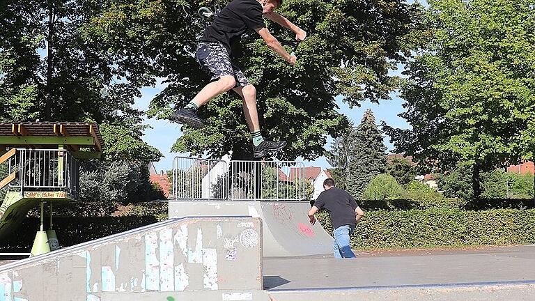 Noah, 17, zählt zu den fortgeschrittenen Scooter-Fahrern. Gerade übt er sich am Invert-Trick. Noah, 17, zählt zu den fortgeschrittenen Scooter-Fahrern. Gerade übt er sich am Invert-Trick.