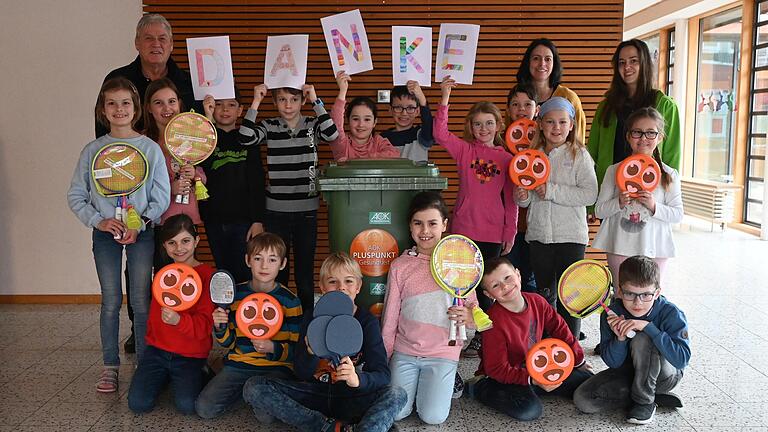 Die Schülerinnen und Schüler der Grundschule Bergtheim freuen sich gemeinsam mit Schulleiterin Stephanie Kordmann und Bürgermeister Konrad Schlier über die Spielgeräte, die AOK-Bewegungsfachkraft Daniela Keller vorbeibrachte.