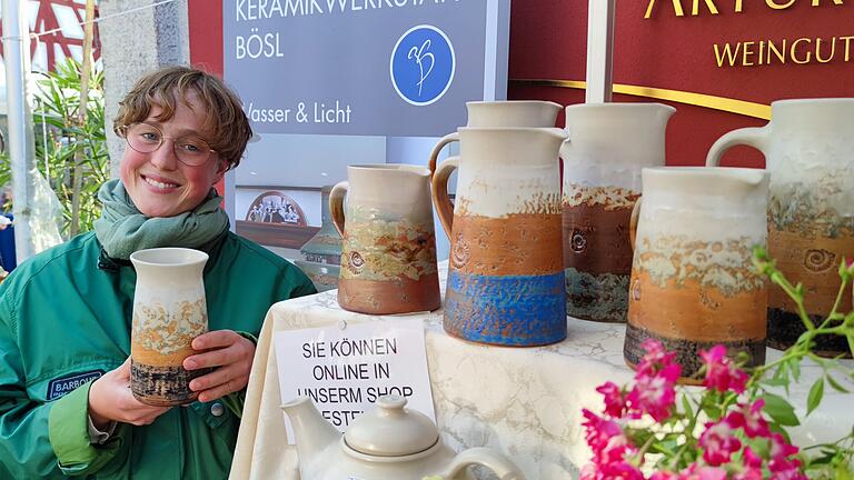 Hohe Gefäße arbeitet Auszubildende Gina-Maria Raß am liebsten, verkaufen macht aber auch Spaß. &quot;Eine schöne Abechslung&quot;, findet sie.