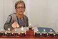 Christiane Bopp referierte in der ehemaligen Synagoge über das jüdische Chanukkafest. Sie erläuterte dabei  auch die Bedeutung des achtarmigen Chanukkaleuchters.