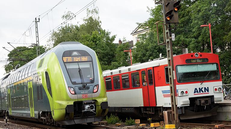 Regionalverkehr im Bahnhof Elmshorn       -  Schleswig-Holstein reduziert ab Dezember das Angebot auf der Schiene in den Randzeiten. (Archivbild)