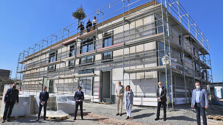 Über die Fertigstellung des Rohbaus für die neue Strahlentherapie Mainfranken freuen sich beim Richtfest am Freitag (von links): Landrat Thomas Eberth, die Strahlentherapie-Fachärzte Ferdinand Ruci und Dr. Kosalarajah Paheenthararajah, die Geschäftsführer Dr. Ralf Kurek und Dr. Sandra Röddiger von der kooperierenden RadioOnkologieNetzwerk GmbH (RON) sowie Dr. med Jörg Aßmann vom Medizinischen Versorgungszentrum (MVZ RON) Neckar-Tauber in Neckarsulm und Veitshöchheims Bürgermeister Jürgen Götz. Über die Fertigstellung des Rohbaus für die neue Strahlentherapie Mainfranken freuen sich beim Richtfest am Freitag (von links): Landrat Thomas Eberth, die Strahlentherapie-Fachärzte Ferdinand Ruci und Dr. Kosalarajah Paheenthararajah, die Geschäftsführer Dr. Ralf Kurek und Dr. Sandra Röddiger von der kooperierenden RadioOnkologieNetzwerk GmbH (RON) sowie Dr. med Jörg Aßmann vom Medizinischen Versorgungszentrum (MVZ RON) Neckar-Tauber in Neckarsulm und Veitshöchheims Bürgermeister Jürgen Götz.