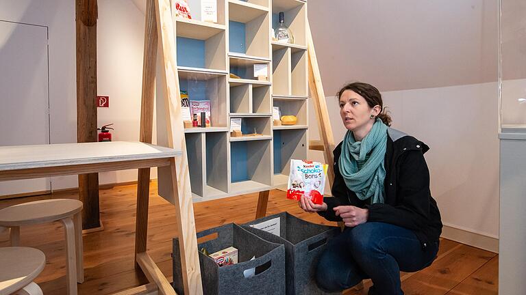 Linda Wolters vom Vermittlungsteam des Fränkischen Freilandmuseums Fladungen am Regal für Produkte, die mehr oder weniger verborgene tierische Bestandteile enthalten. Linda Wolters vom Vermittlungsteam des Fränkischen Freilandmuseums Fladungen am Regal für Produkte, die mehr oder weniger verborgene tierische Bestandteile enthalten.