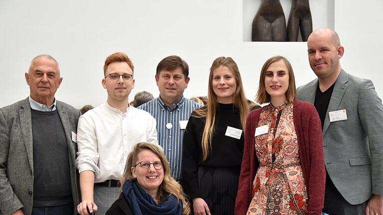 Höhepunkt der diesjährigen Würzburger Aphasie-Tage war eine Podiumsdiskussion mit (von links) hinten Walter Huber, Joshua Lippka, Thorsten und Anne Stine Eick, Marina Fraas, Sebastian Uhlig und vorne Iris Eilering.