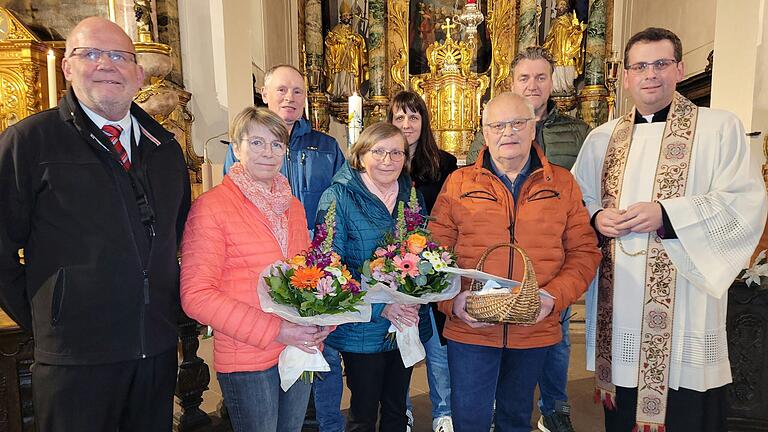 Das Foto zeigt (von links): Kirchenpfleger Jürgen Ditterich, Heidi Voll, Kirchenrat Bruno Ditterich, Marianne Hahn, Kirchenrätin Bettina Schönfelder, Otto Hahn, Kirchenrat Thorsten Ditterich und Pfarrer Johannes Werst. Das Foto zeigt (von links): Kirchenpfleger Jürgen Ditterich, Heidi Voll, Kirchenrat Bruno Ditterich, Marianne Hahn, Kirchenrätin Bettina Schönfelder, Otto Hahn, Kirchenrat Thorsten Ditterich und Pfarrer Johannes Werst.