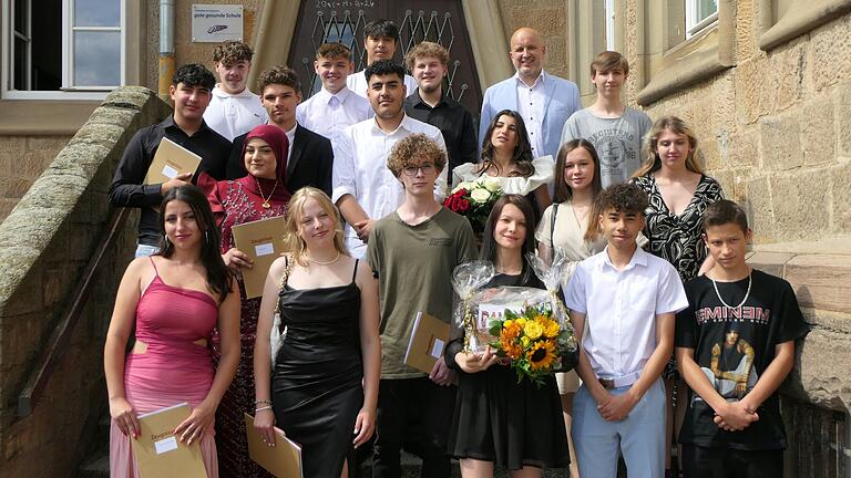 17 Schülerinnen und Schüler der Mittelschule Zeil/Sand verabschiedeten sich von Schulleiter Sven Steger (obere Reihe, rechts) sowie Konrektorin und Klassenlehrerin Maria Slowik (untere Reihe, vierte von links). 17 Schülerinnen und Schüler der Mittelschule Zeil/Sand verabschiedeten sich von Schulleiter Sven Steger (obere Reihe, rechts) sowie Konrektorin und Klassenlehrerin Maria Slowik (untere Reihe, vierte von links).