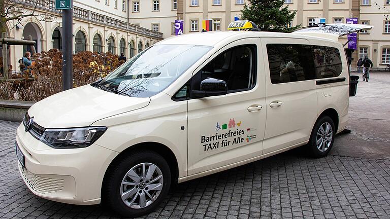 Das barrierefreie Taxi für alle kann rund um die Uhr gerufen werden. Das barrierefreie Taxi für alle kann rund um die Uhr gerufen werden.