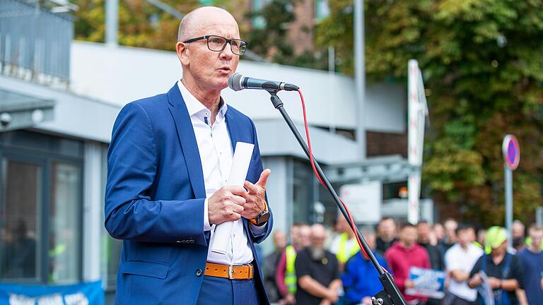 Bei einem Aktionstag der IG Metall bei ZF in Schweinfurt hatte Standortleiter Manfred Süß ebenfalls zu den Mitarbeiterinnen und Mitarbeitern gesprochen. Bei einem Aktionstag der IG Metall bei ZF in Schweinfurt hatte Standortleiter Manfred Süß ebenfalls zu den Mitarbeiterinnen und Mitarbeitern gesprochen. 