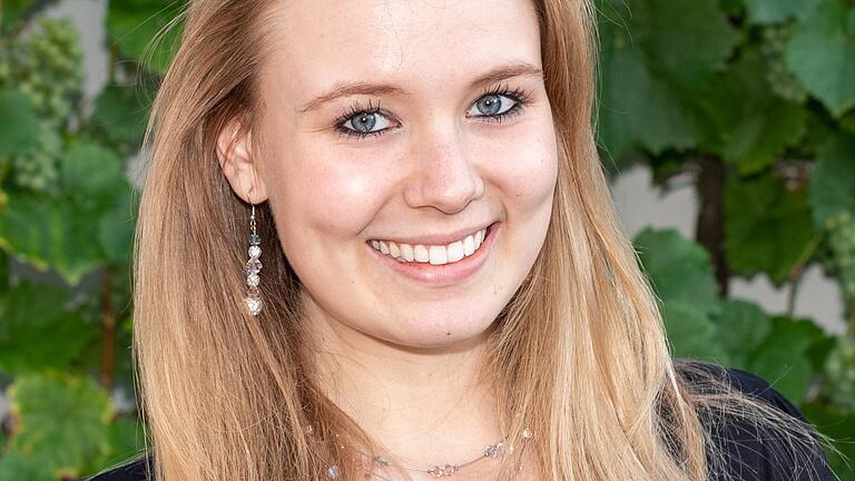 Die Würzburgerin Rena Schimmer (20) ist Studentin und neu gewählte Kreisvorsitzende der Jungen Union Würzburg-Stadt. Die Würzburgerin Rena Schimmer (20) ist Studentin und neu gewählte Kreisvorsitzende der Jungen Union Würzburg-Stadt. 