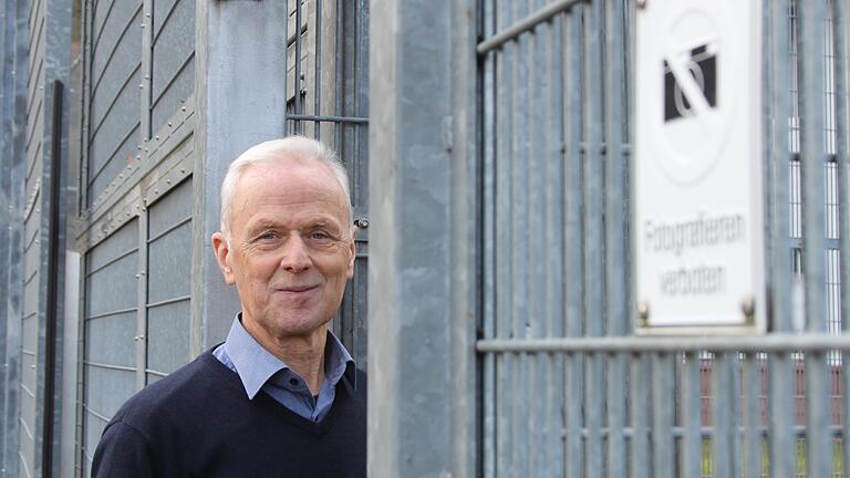 Rund 18 Jahre lang war Peter Thamm für die Sicherheit der Forensik am Lohrer Bezirkskrankenhaus zuständig. Das Bild zeigt ihn am Eingang zu der gefängnisähnlich gesicherten Einrichtung, in der psychisch kranke oder suchtkranke Straftäter therapiert werden. Vom Arbeitsalltag dort hat Thamm viel zu erzählen. Rund 18 Jahre lang war Peter Thamm für die Sicherheit der Forensik am Lohrer Bezirkskrankenhaus zuständig. Das Bild zeigt ihn am Eingang zu der gefängnisähnlich gesicherten Einrichtung, in der psychisch kranke oder suchtkranke Straftäter therapiert werden. Vom Arbeitsalltag dort hat Thamm viel zu erzählen.